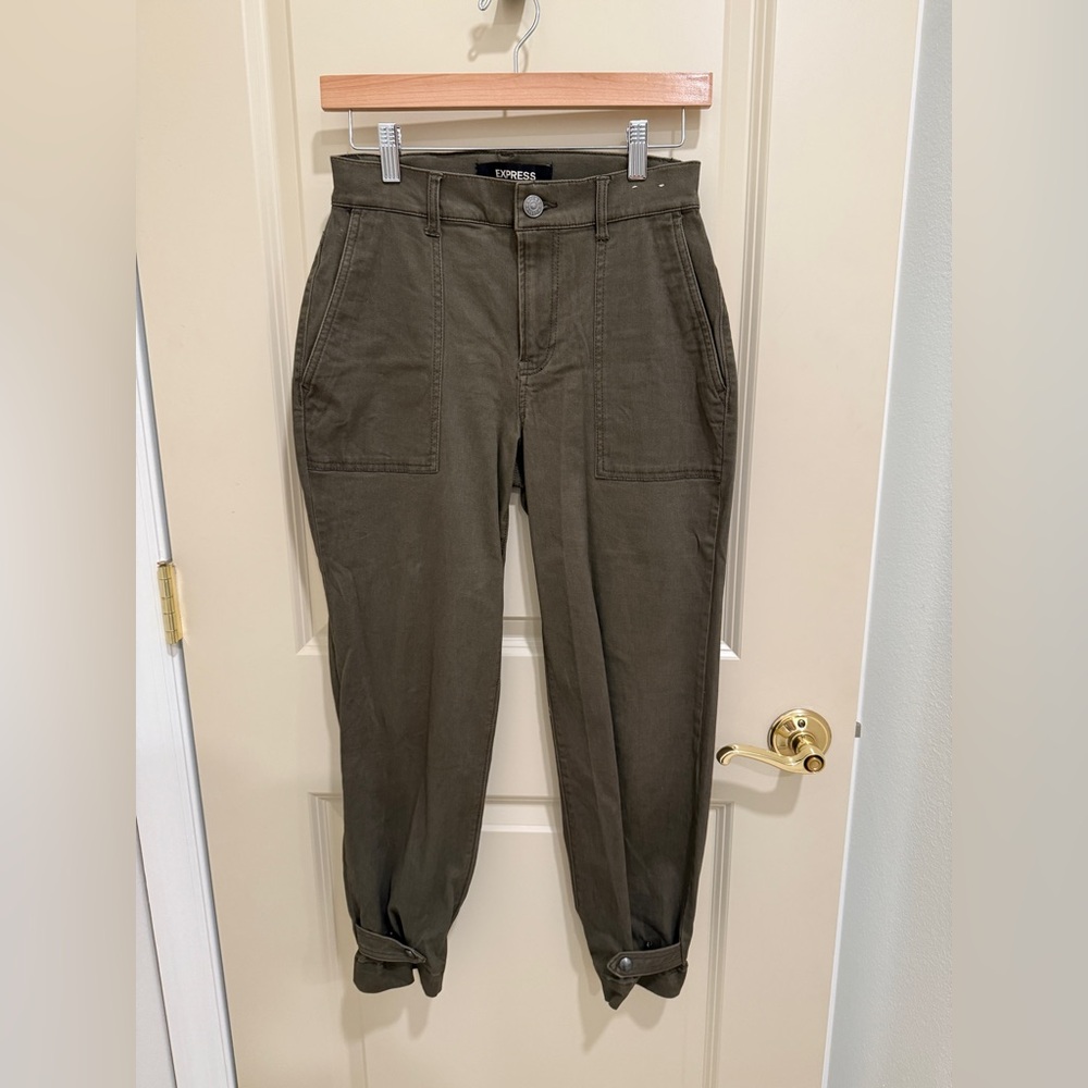 Express Women’s cropped high rise olive green stretch Cargo Pants size 0